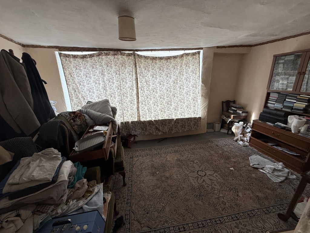 Lot: 152 - TERRACED PROPERTY FOR COMPLETE REFURBISHMENT IN VILLAGE LOCATION - Front living room